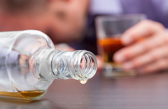Consecuencias de la adicción al alcohol. Problemas de salud, emocionales, mentales, laborales y financieros.