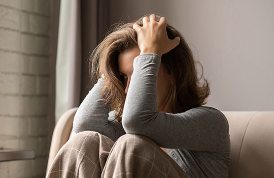 Mujer preocupada por los síntomas del alcoholismo