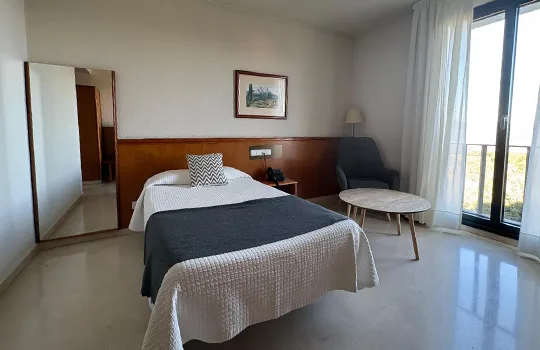 Habitación cómoda y luminosa para proceso de recuperación