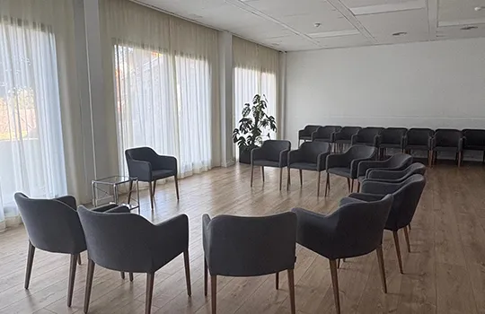 Sala preparada para terapia grupal en clínica