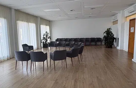 Sala de terapia grupal de la clínica de ingreso